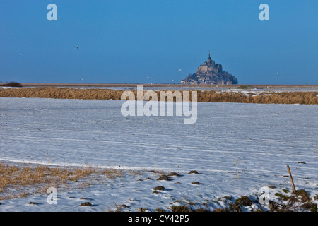 Europa, Frankreich, Normandie, Manche (50), Bucht von Mont St. Michel mit Schnee Stockfoto