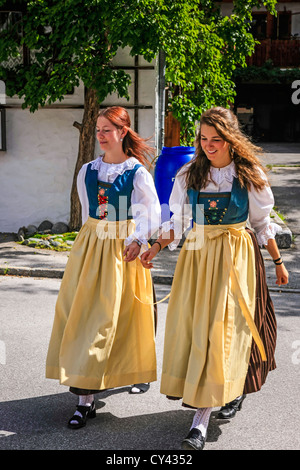 Österreichische Mädchen im Teenageralter in ihren traditionellen Dirndl-Kleidern Stockfoto