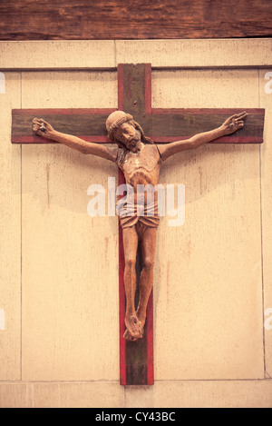 Jesus am Kreuz, Skulptur aus Holz Stockfoto