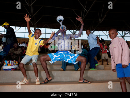 Fans im Fußballspiel In Kigali Stadion - Ruanda Stockfoto