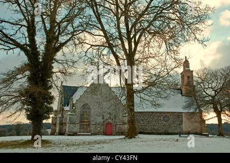 Europa, Frankreich, Bretagne, Morbihan (56), Kapelle St. Sebastien, in der Nähe von Le Faouet im Schnee Stockfoto