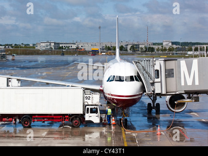 Flugzeug am Gate in Vorbereitung für den nächsten Flug. Stockfoto