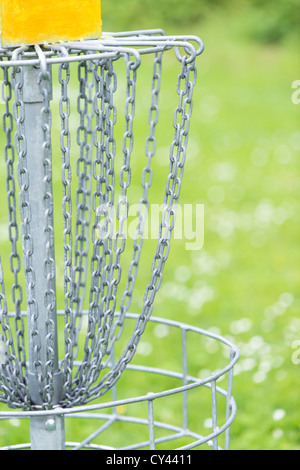 Korb auf Wiese verwendet für Frisbee-golf Stockfoto