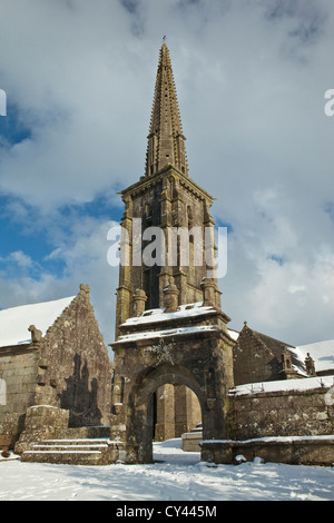 Europa, Frankreich, Bretagne, Finistere (29). Armorica regionalen Naturpark Monts Arree, Commana Kirche und Gehäuse mit Schnee Stockfoto