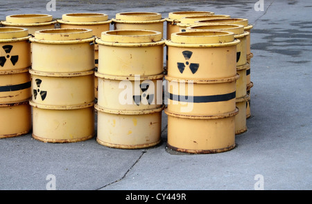 Rostig und alt Fass mit radioaktiven Abfällen Stockfoto