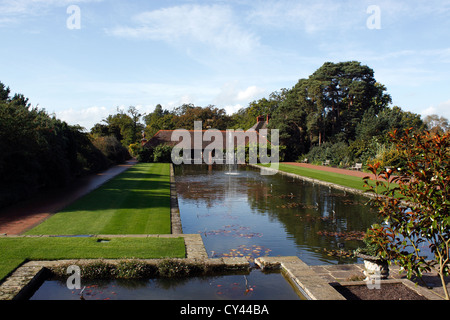 RHS WISLEY. SURREY UK. DEN KANAL UND LOGGIA Stockfoto