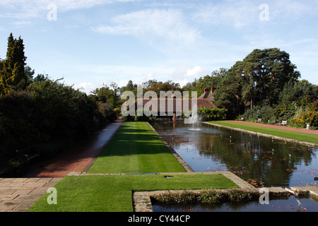 RHS WISLEY. SURREY UK. DEN KANAL UND LOGGIA Stockfoto