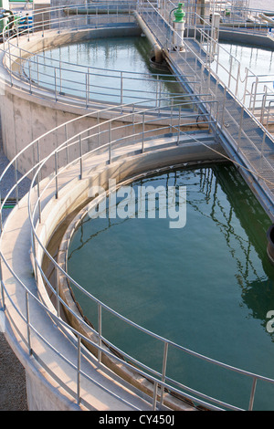 Wassertanks in der wast Behandlung Wasseraufbereitung nach dem Ablassen aus dem Kraftwerk in Kühlsystemen Stockfoto