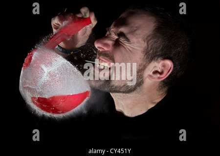 Explodierende Wasser Bombe Model-Release verfügbar Stockfoto