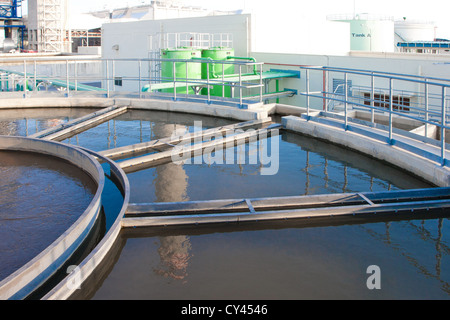 Wassertanks in der wast Behandlung Wasseraufbereitung nach dem Ablassen aus dem Kraftwerk in Kühlsystemen Stockfoto