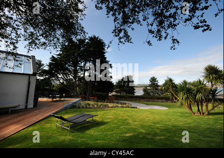 Garten Sonnenliegen auf dem Rasen in einem Luxus Ferienhaus in der Nähe von Abersoch auf der Lleyn-Halbinsel in North Wales UK Stockfoto