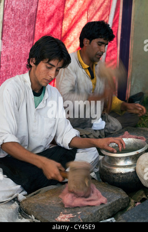 Wazas oder Köche in der Wazwan Tradition Pfund Lamm wie bereitet sie eine Gericht namens Ghustaba (Lamm Kugeln) in einem Wazwan fest. Stockfoto