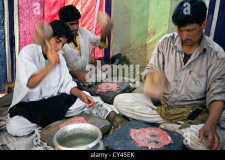 Wazas oder Köche in der Wazwan Tradition Pfund Lamm wie bereitet sie eine Gericht namens Ghustaba (Lamm Kugeln) in einem Wazwan fest. Stockfoto