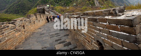 Wanderer auf dem Mutianyu Abschnitt der Great Wall Of China, Mutianyu Tal, Provence, Peking, Asien. Stockfoto