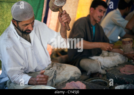 Wazas oder Köche in der Wazwan Tradition Pfund Lamm wie bereitet sie eine Gericht namens Ghustaba (Lamm Kugeln) in einem Wazwan fest. Stockfoto