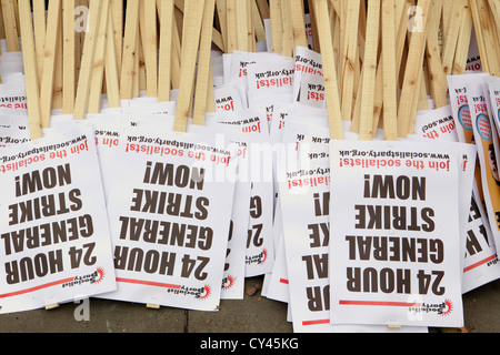 Zahlreiche Anti-Regierung Kürzungen Plakate warten auf Abholung durch Demonstranten, A Future, die Works, März & Rallye London, 20.10.12 Stockfoto