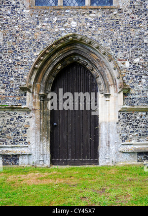 Ein Blick auf die Nordtür in der Pfarrei Allerheiligen-Kirche in Swanton Morley, Norfolk, England, Vereinigtes Königreich. Stockfoto