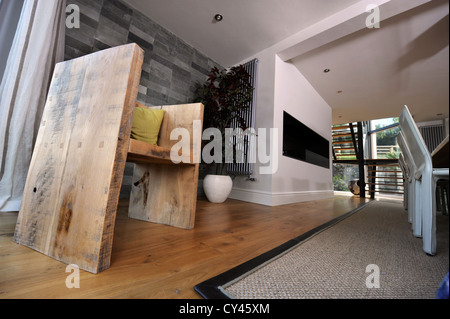 Stabiler Holz rustikal Stuhl in einem modernen Luxus Ferienhaus in der Nähe von Abersoch auf der Lleyn-Halbinsel in North Wales UK Stockfoto