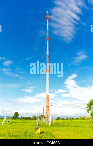 Fernmeldeturm mit Antennen vor blauem Himmelshintergrund Stockfoto