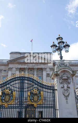 Eingangstor zum Buckingham Palast in London Stockfoto