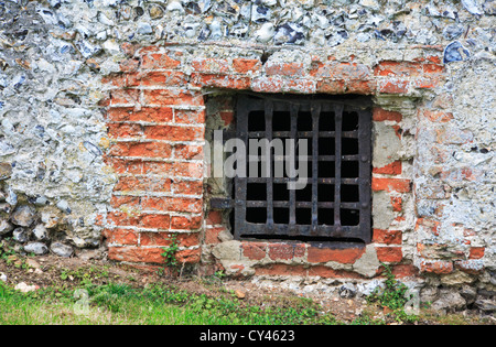 Die Lage des Fensters Krypta unter dem Altarraum in der Allerheiligen-Kirche an der Swanton Morley, Norfolk, England, UK. Stockfoto