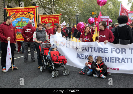 Eine Zukunft, die funktioniert, TUC anti-Sparmaßnahmen Rallye, junge Mitglieder der CWU Union protestieren gegen Kürzungen central London Stockfoto