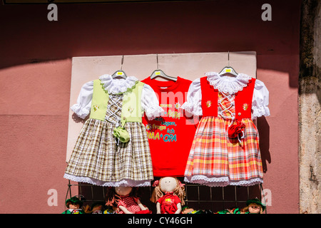 Kinder-Dirndl zum Verkauf in Rattenberg Österreich Stockfoto