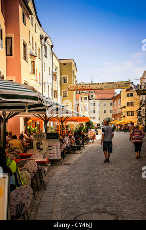 Cafe es säumen die Straße in Rattenberg Österreich Stockfoto