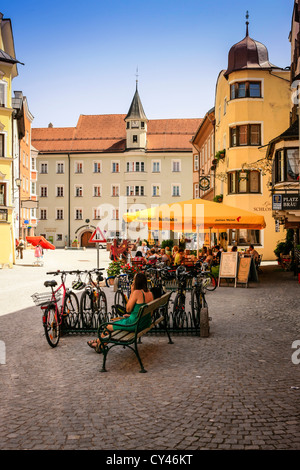 Cafe es säumen die Straße in Rattenberg Österreich Stockfoto