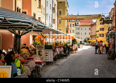 Cafe es säumen die Straße in Rattenberg Österreich Stockfoto