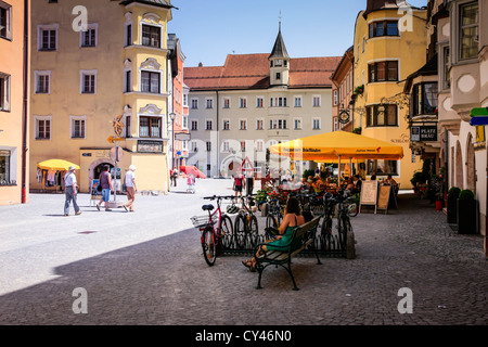 Cafe es säumen die Straße in Rattenberg Österreich Stockfoto