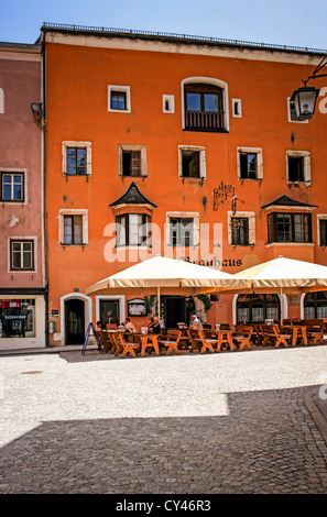 Cafe es säumen die Straße in Rattenberg Österreich Stockfoto