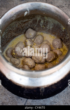 Details der vorbereiteten Naat Yakkhn (Lamm gekocht in Joghurt) in Töpfen auf eine Wazwan, ein Kashmiri fest. Srinagar, Kaschmir, Indien Stockfoto