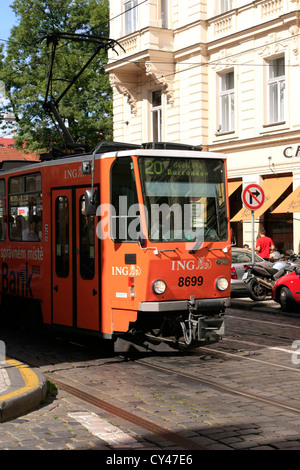 Moderne Orange farbigen Straßenbahn in Prag Stockfoto