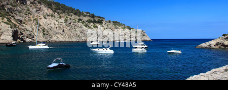 Schnellboote in der einsamen Bucht Cala Llonga Resort Insel Ibiza, Balearen, Spanien, Europa Stockfoto