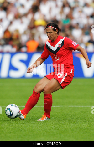 Melissa Tancredi von Kanada kickt den Ball während das Eröffnungsspiel der Frauen WM-Fußball-Turnier gegen Deutschland. Stockfoto