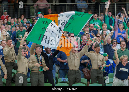 DUBLIN, Irland - SEPTEMBER 1 irische Fans feiern ihr Team während der NCAA Football-Spiel. Stockfoto