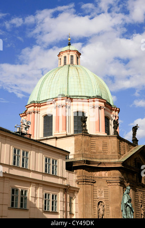 Grüne Kuppel der Kirche des St. Franziskus von Assisi in Prag Stockfoto