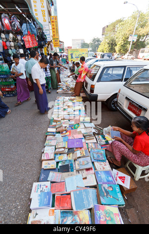 Verkauf von Büchern und Zeitschriften auf der Straße in Rangun, Myanmar Stockfoto