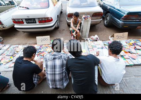 Verkauf von Büchern und Zeitschriften auf der Straße in Rangun, Myanmar Stockfoto