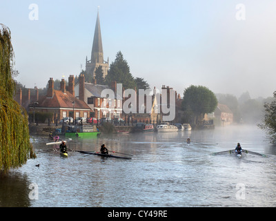 Misty Sonntagmorgen - Rudern Praxis aus St. Helena Wharf, Abingdon auf Themse 20 Stockfoto