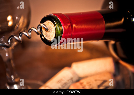 Eine Flasche Wein öffnen Stockfoto
