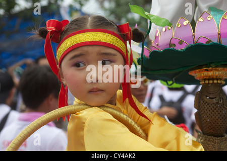 Junge Mädchen, die Teilnahme an Kinderumzug während Cheung Chau Bun Festival Stockfoto