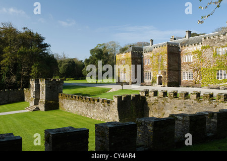 Außenfassade des Prideaux Place ein elisabethanisches Herrenhaus in Nord Cornwall, mit Wall und Rasen, Stockfoto