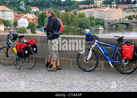 Zwei Radfahrer auf der Karlsbrücke in Prag am frühen Morgen Stockfoto