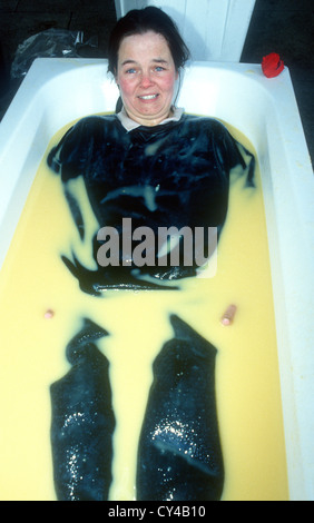 Geldbeschaffung für Comic Relief durch Lügen in einem Bad aus Pudding Stockfoto