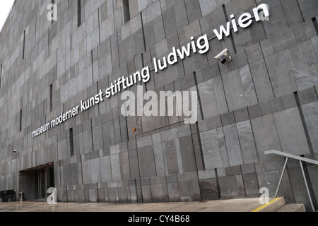 Haupteingang zum Museum Moderner Kunst Stiftung Ludwig Wien (Museum für moderne Kunst oder MUMOK) in Wien, Österreich. Stockfoto