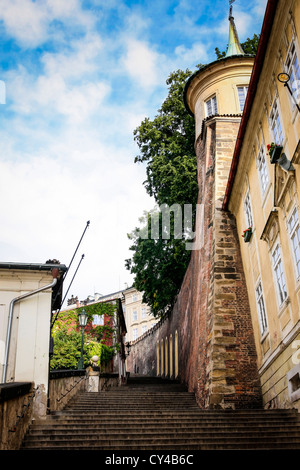 Blick auf die Schritte auf Zam Schody im Vorfeld der Burg in Prag Stockfoto