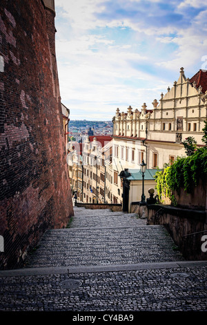 Blick von der Treppe auf Zam Schody mit Blick auf die wunderschöne Stadt Prag Stockfoto