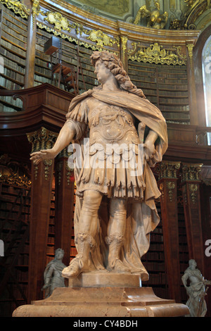 Kaiser Karl VI Statue innerhalb der Prunksaal Nationalbibliothek (ÖNB), Hofburg Palast, Wien, Österreich. Stockfoto
